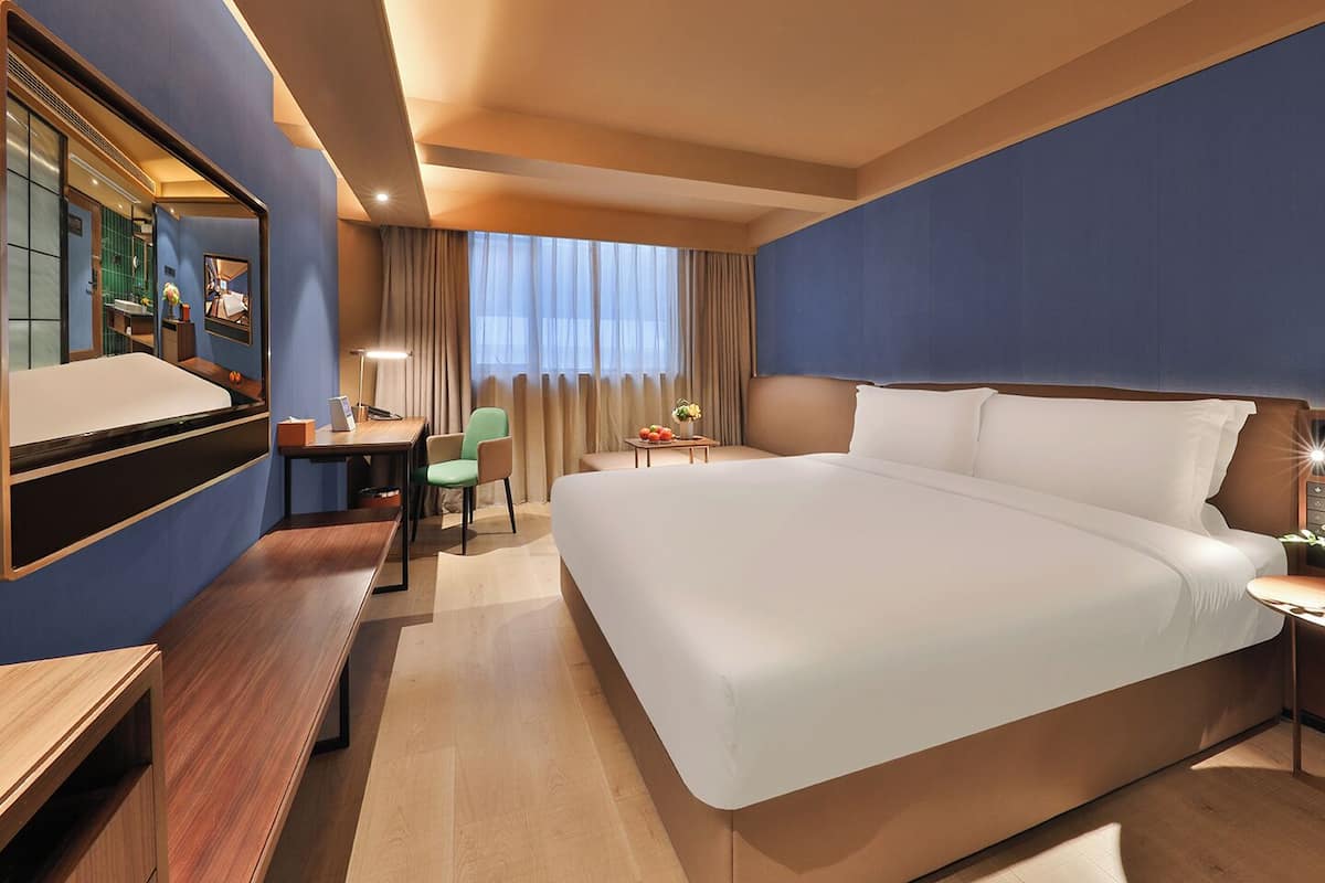 Deluxe Family Suite | Desk, laptop workspace, blackout drapes, soundproofing