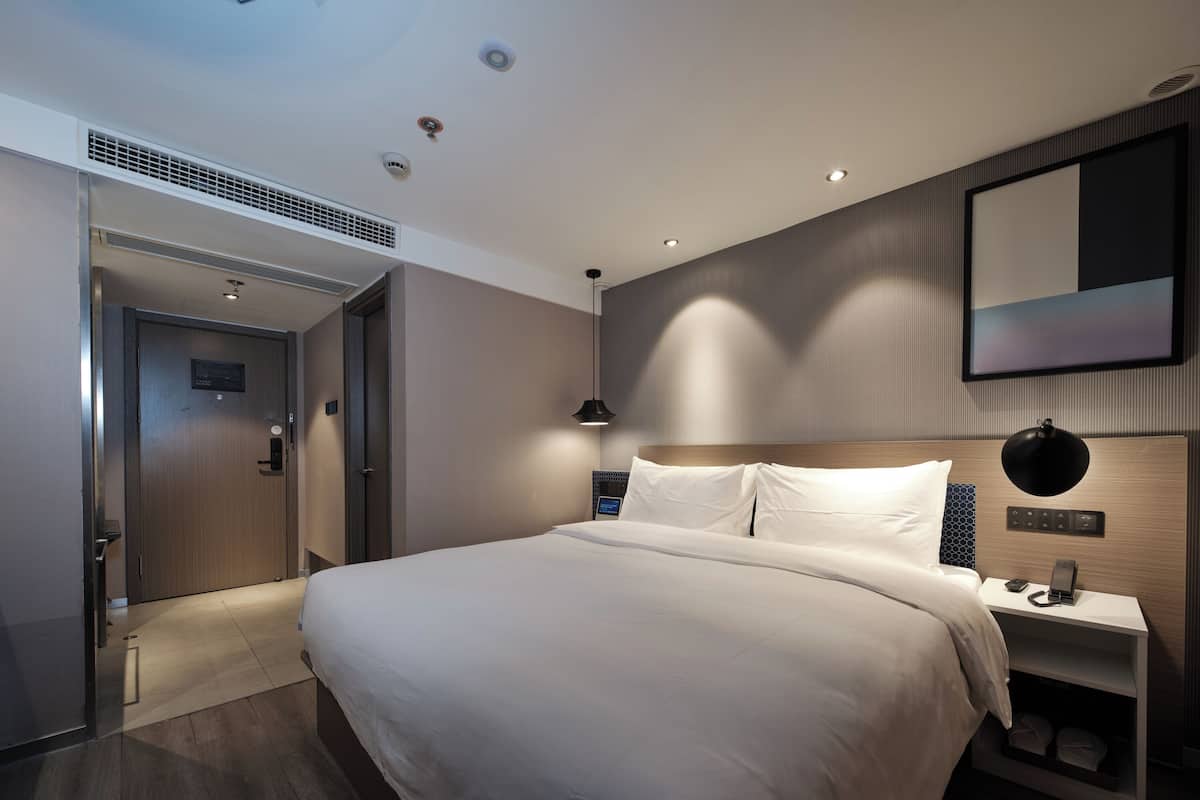 Fashion Queen Room - No Window | View from room