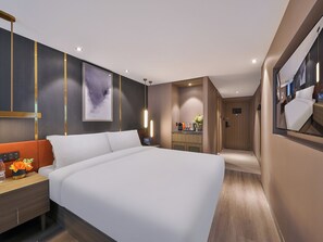 Desk, laptop workspace, blackout curtains, soundproofing - JL Hotel Shanghai LujiazuiOriental Pearl (Shanghai)