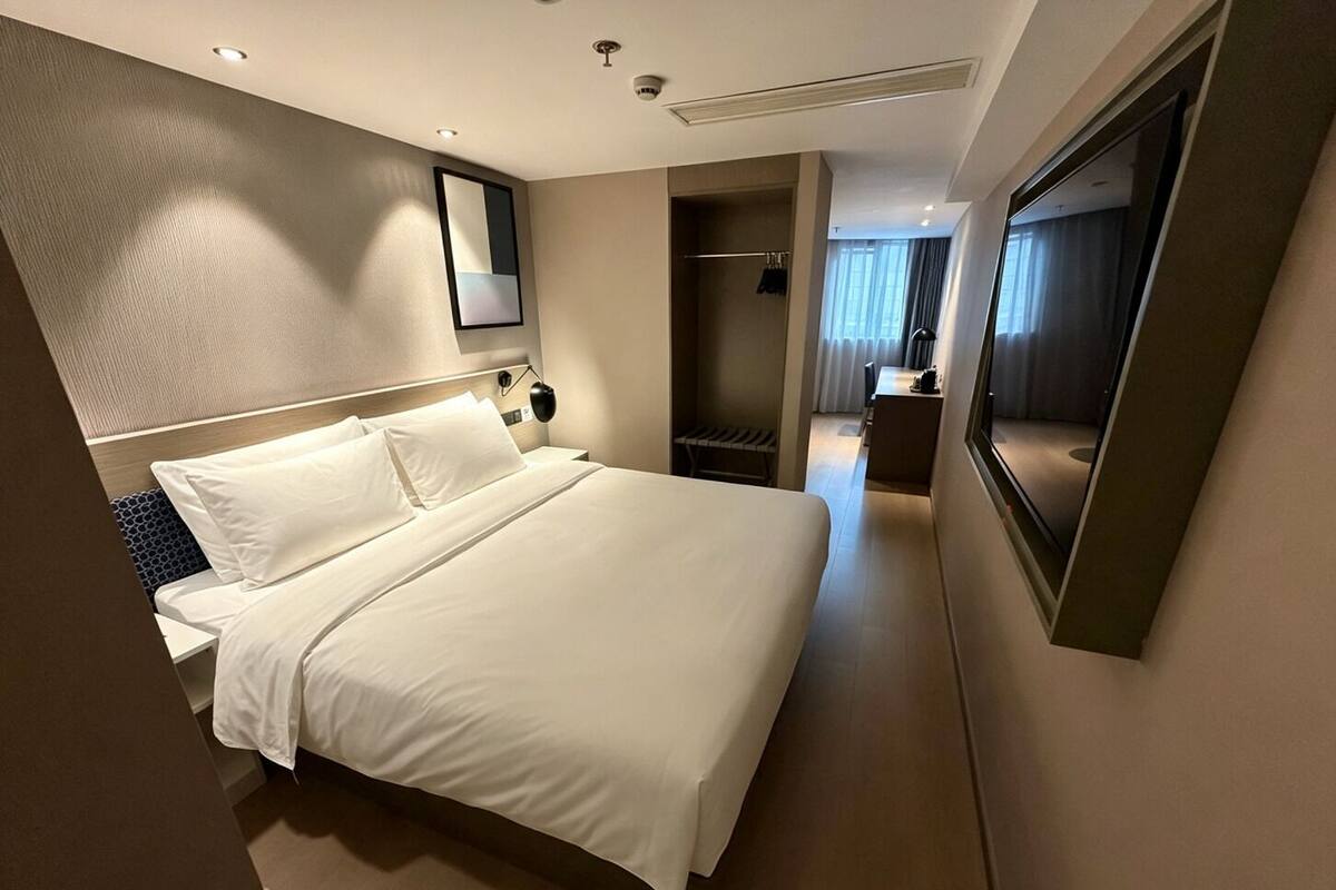 Executive Suite | Hypo-allergenic bedding, down duvets, free minibar, desk