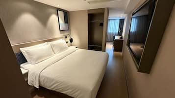 Deluxe-Doppelzimmer, Stadtblick | Allergikerbettwaren, Daunenbettdecken, kostenlose Minibar, Schreibtisch