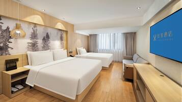 Quarto quádruplo conforto | Escrivaninha, espaço de trabalho para notebook, cortinas blackout