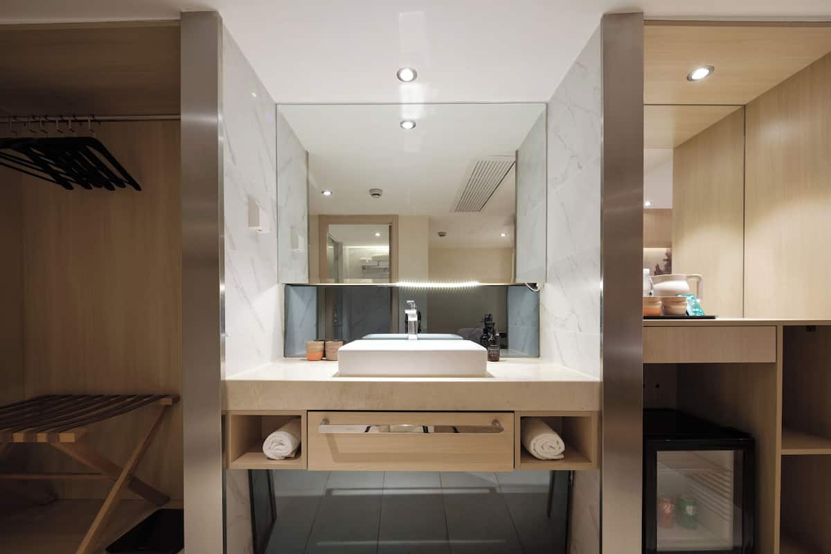 Triple Room | Desk, laptop workspace, blackout drapes, soundproofing