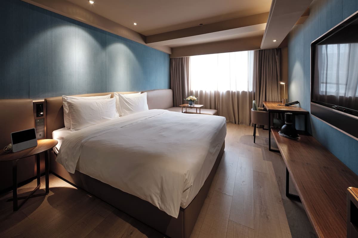 Deluxe King Room | Desk, laptop workspace, blackout drapes, soundproofing