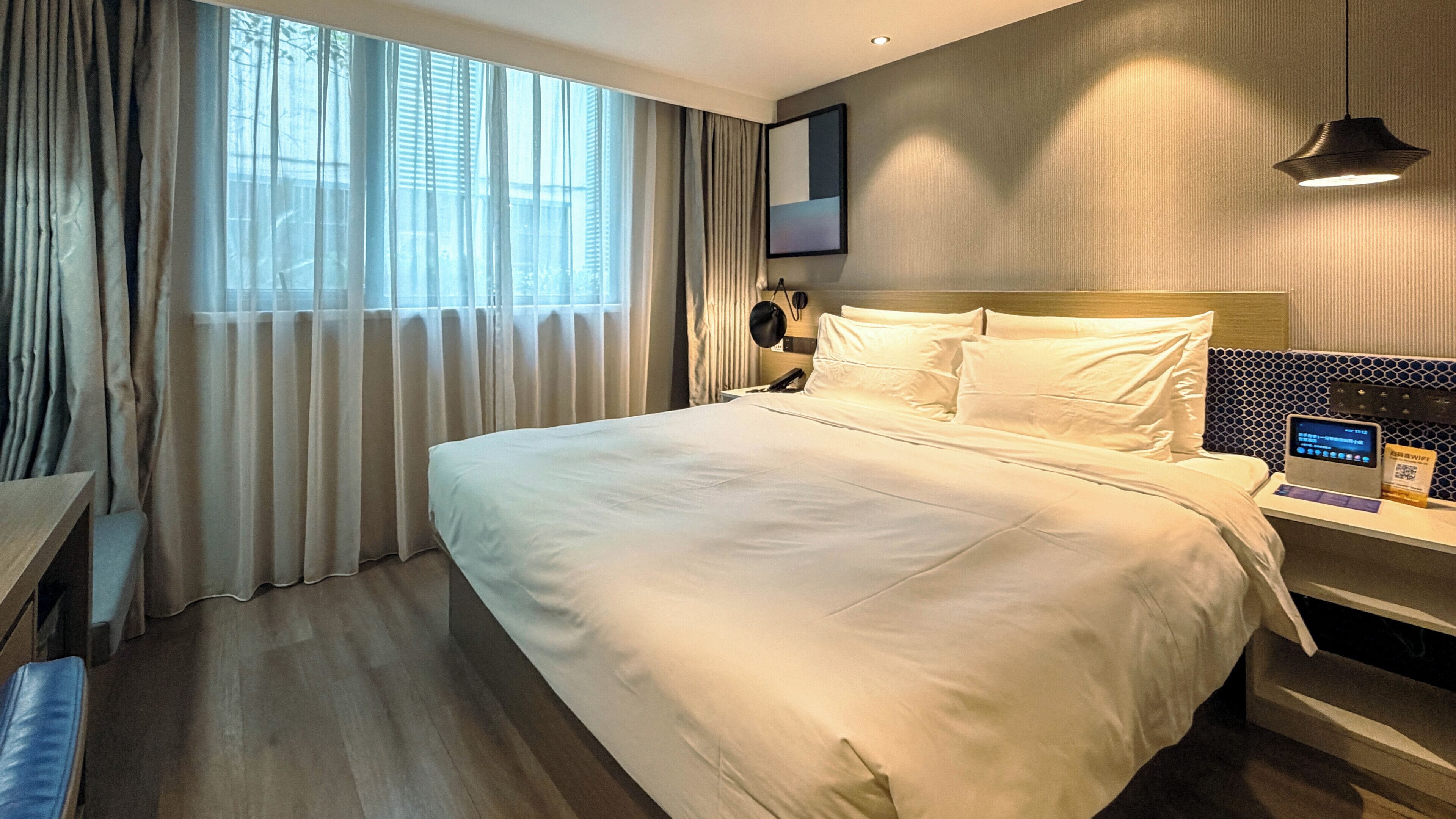 Studio Queen Room - Community View | Hypo-allergenic bedding, down comforters, free minibar