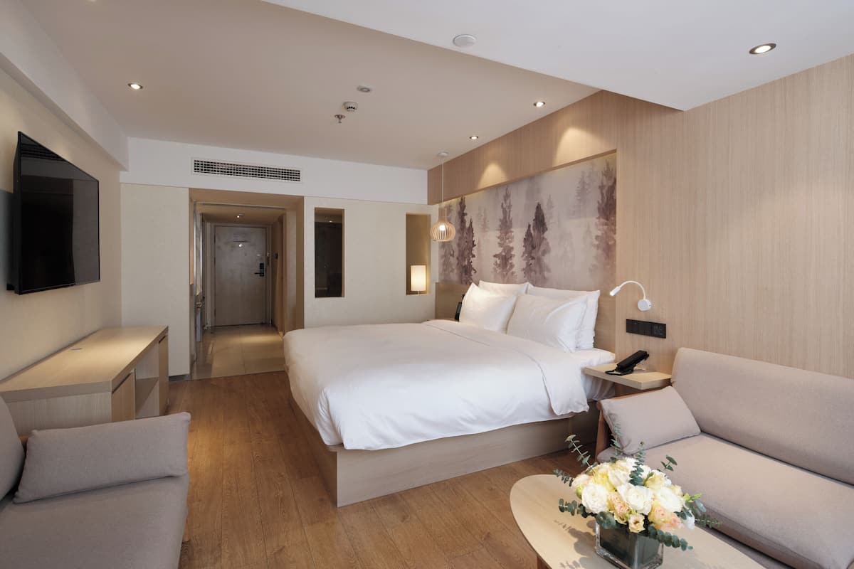 Executive Suite | Desk, laptop workspace, blackout drapes, soundproofing