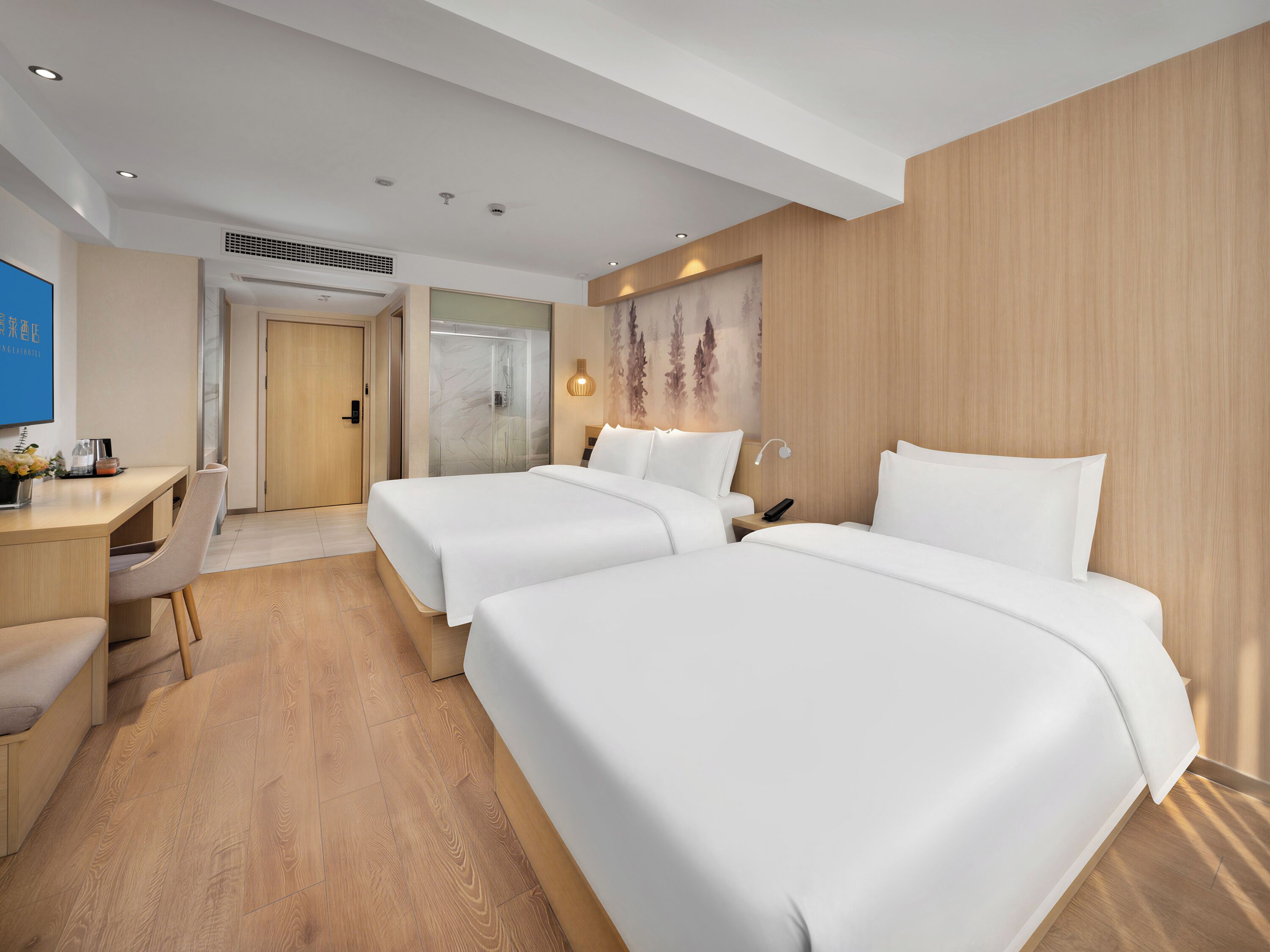 Habitación de hotel con dos camas, un escritorio, una silla, ducha y un cuadro en la pared.