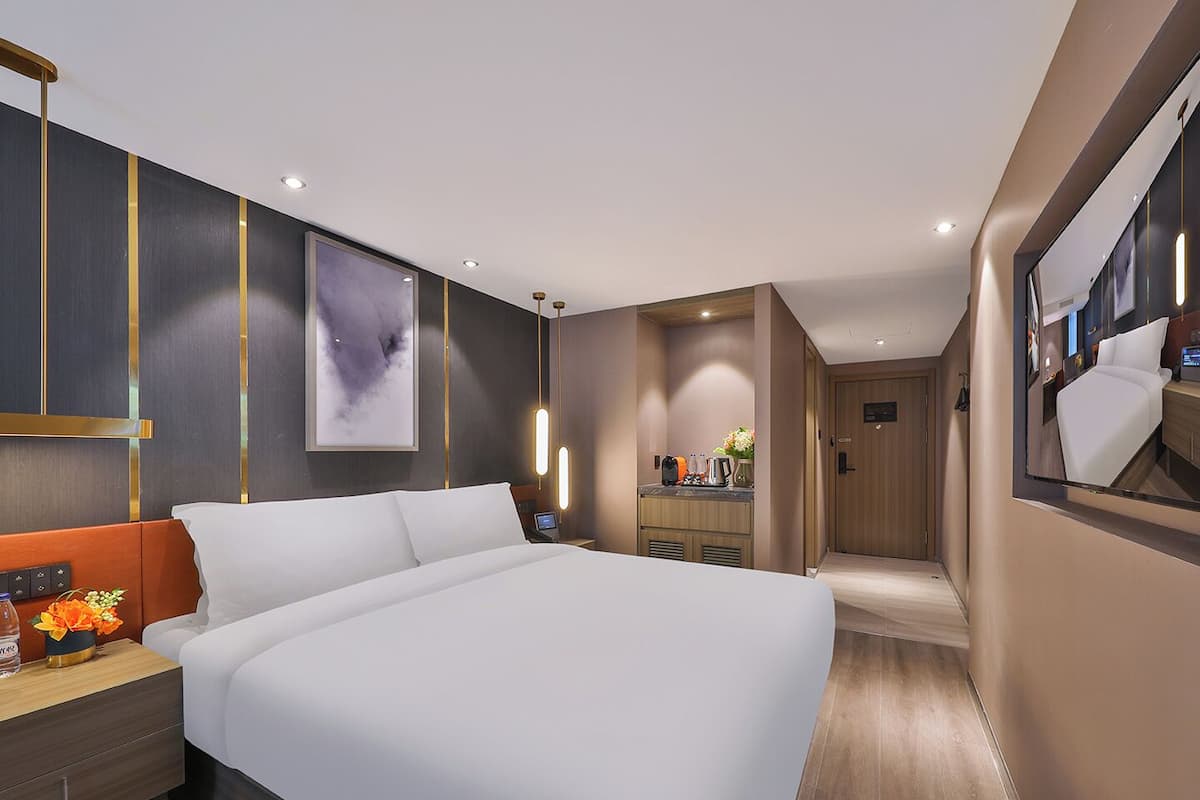 Triple Room | Desk, laptop workspace, blackout drapes, soundproofing