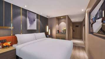 Tripla Comfort | Una scrivania, postazione laptop, tende oscuranti, insonorizzazione