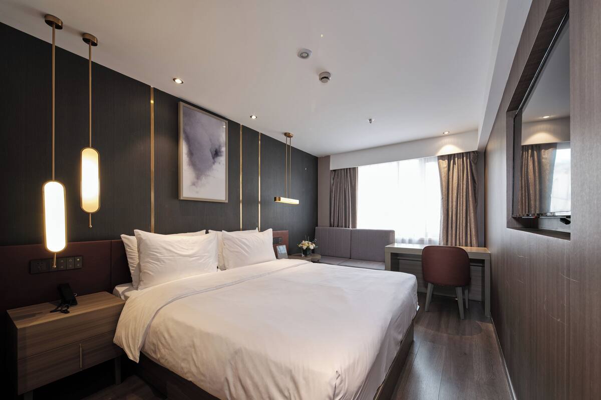 Studio Queen Room - Community View | Hypo-allergenic bedding, down duvets, free minibar, desk
