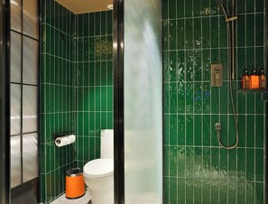 Douche, articles de toilette gratuits, sèche-cheveux, chaussons