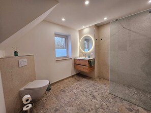 Regadera, secadora de cabello, jabón, papel de baño 