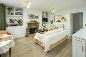 Living area - Kensington 2 Bed Flat + Zen Garden (London)
