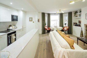 Interior - Kensington 2 Bed Flat + Zen Garden (London)