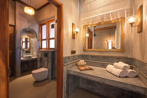 Shower, free toiletries, towels, soap - Anjuna Casa Nova (Anjuna)