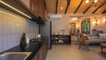 Plaque de cuisson, batterie de cuisine, vaisselle et ustensiles