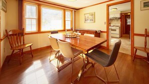 A dining room with a wooden table, four chairs, and a ceiling fan. - New Seabury Getaway | Perfect Leaf Peeping! (Mashpee)