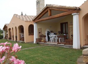 Outdoor dining - Residence Lunarossa "Two-Room Apartment with Garden View" (Costa Rei)