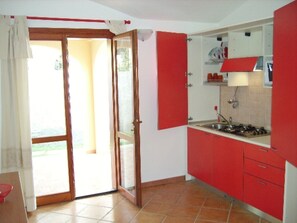 Fridge, microwave, stovetop, high chair - Residence Lunarossa "Two-Room Apartment with Garden View" (Costa Rei)