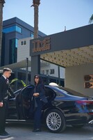 Un edificio moderno con un cartel que dice 'TIME BUSINESS'.