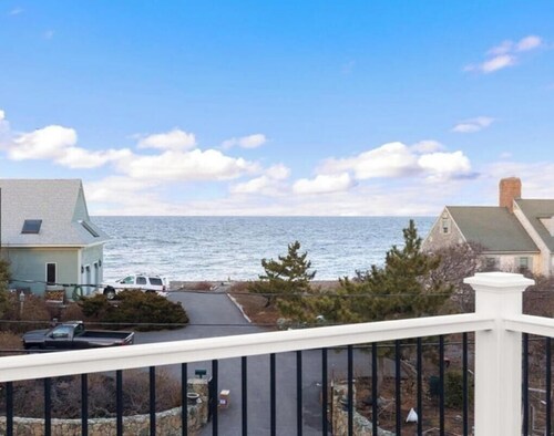 Beautiful 4 bedroom ocean view beach escape! AC, roofdeck, newly renovated.
