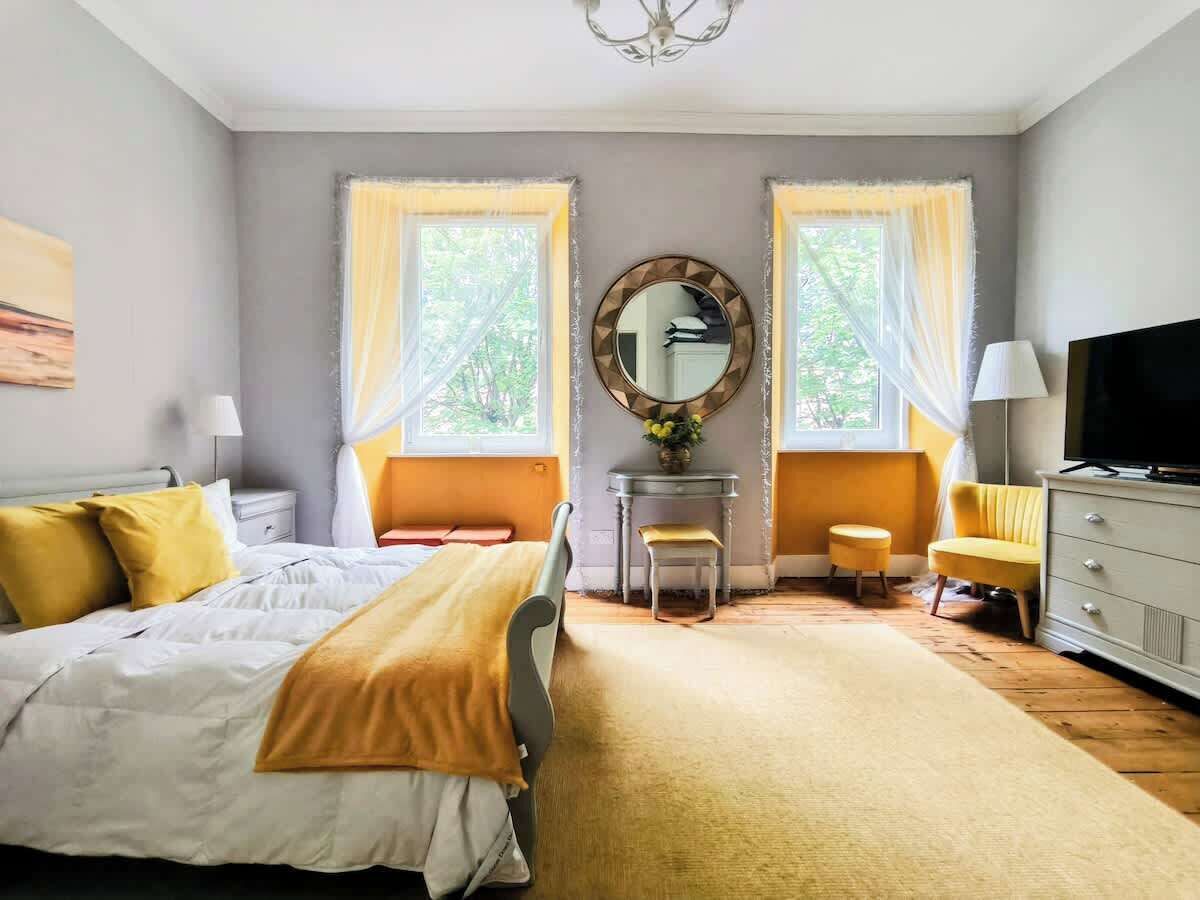 4 bedrooms, iron/ironing board, WiFi, bed sheets