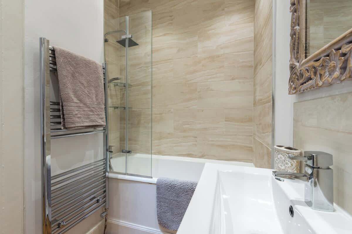 Shower, shampoo