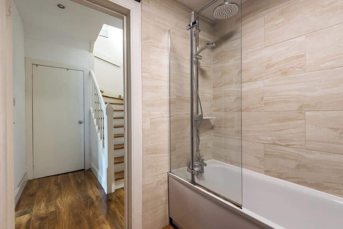 Shower, shampoo
