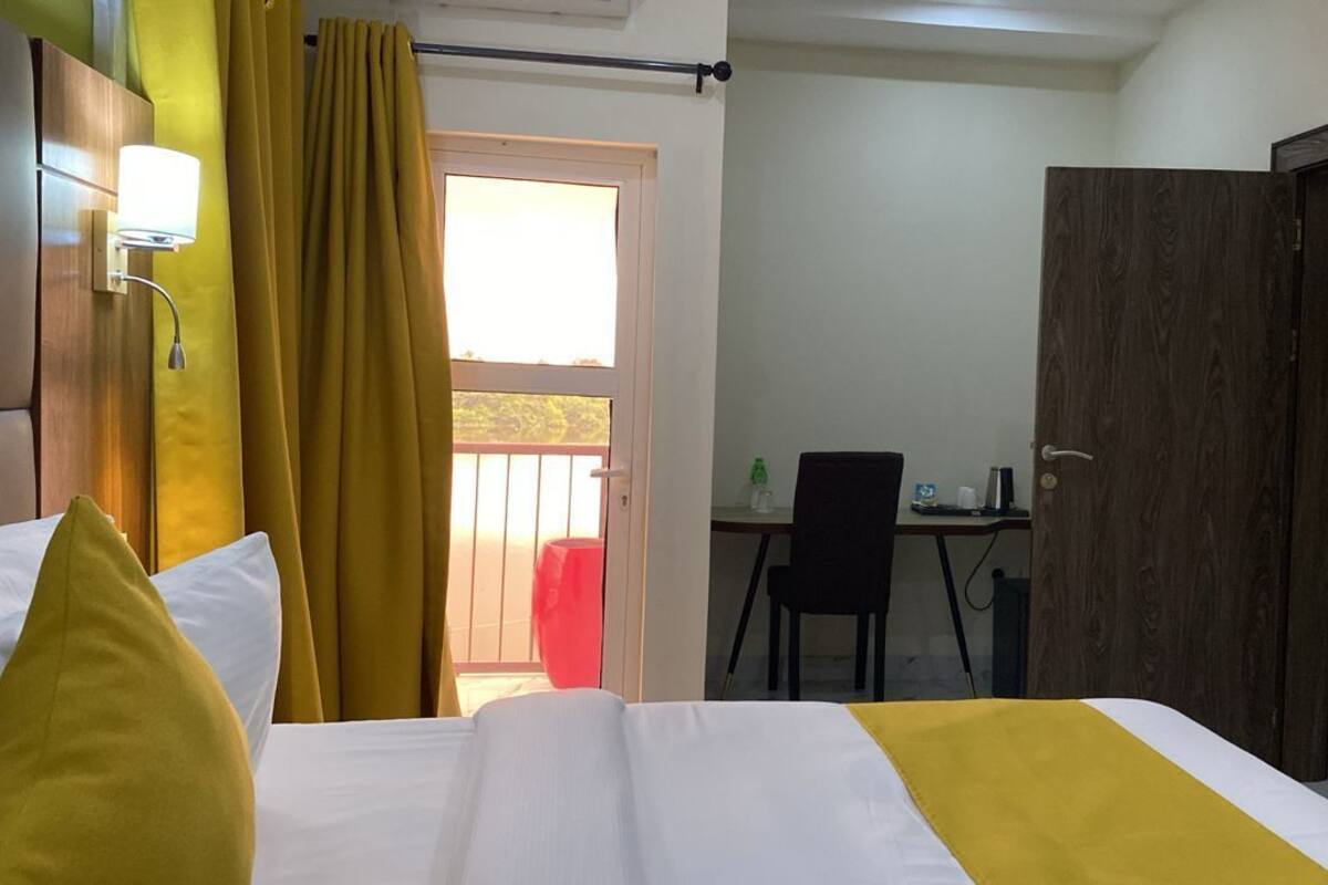 Superior Suite, Balcony, Lake View | Desk, laptop workspace