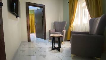 Superior Suite, Balcony, Lake View | Interior