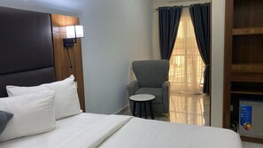 Kamar Single Deluks, balkon, pemandangan laguna | Meja kerja dan ruang kerja ramah laptop