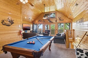 Smart TV, fireplace, DVD player - A View To A Dream -Scenic Views/ Hot Tub + Near Dollywood (Sevierville)