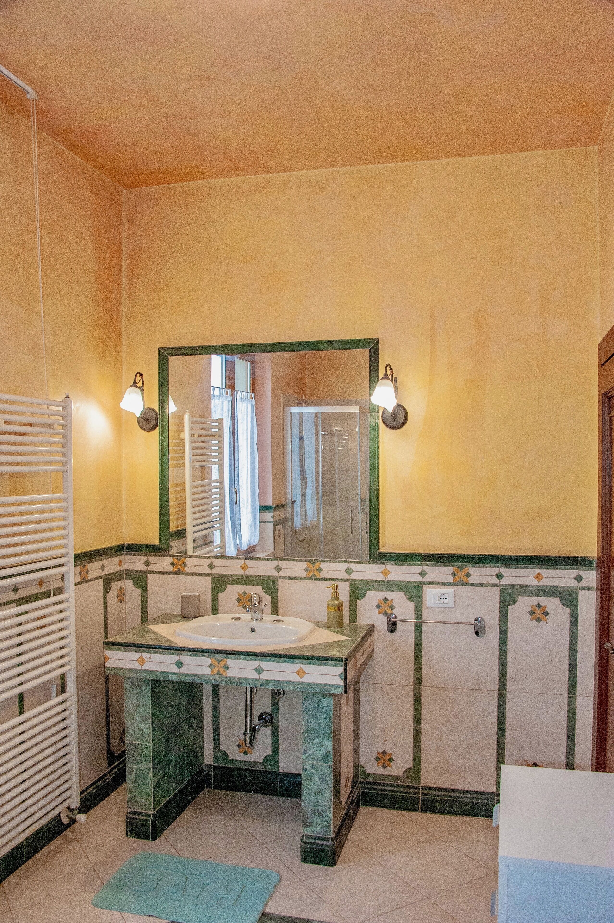 Douche, sèche-cheveux, bidet, serviettes fournies