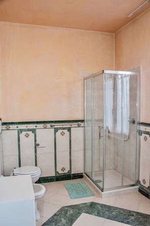 Dusche, Haartrockner, Bidet, Handtücher