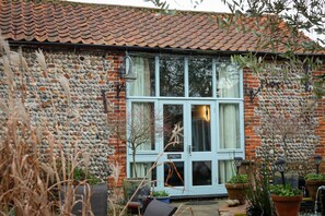 Exterior detail - Ollands Farm Barn (2) - sleeps 2 guests  in 1 bedroom (Happisburgh)
