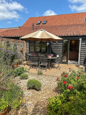 Outdoor dining - Nicholson Cottage  - sleeps 4 guests  in 2 bedrooms (Happisburgh)
