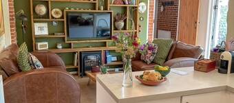 Nicholson Cottage - sleeps 4 guests in 2 bedrooms