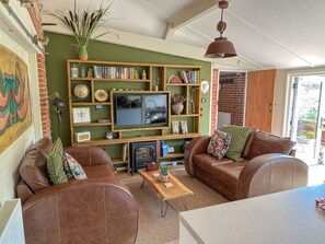 Smart TV, stereo - Nicholson Cottage  - sleeps 4 guests  in 2 bedrooms (Happisburgh)