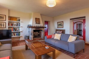Living area - Villa with panoramic pool (Sassetta)