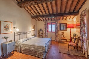 7 habitaciones, tabla de planchar con plancha, wifi y ropa de cama 