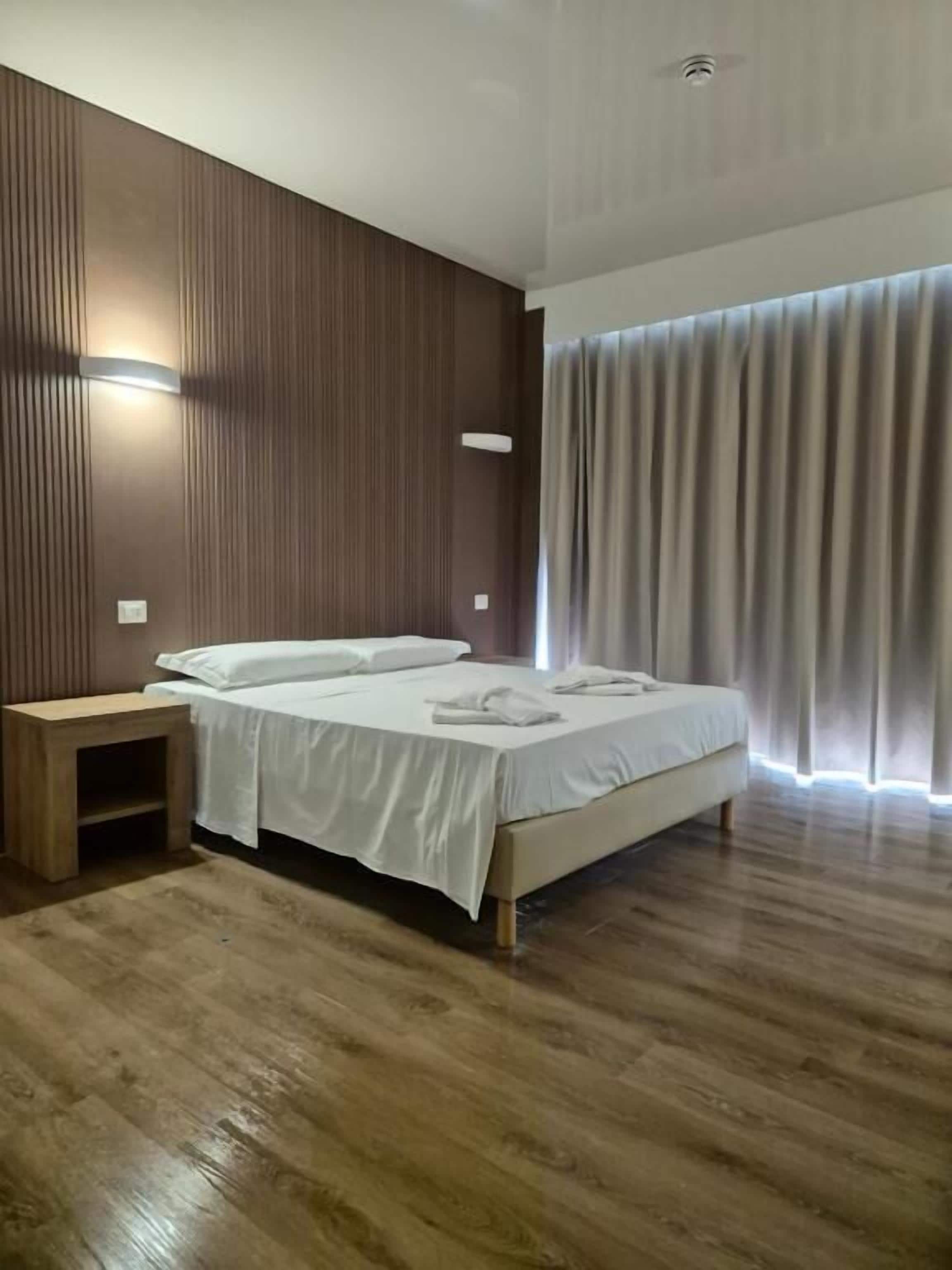 Deluxe Quadruple Room | Cribs/infant beds, bed sheets