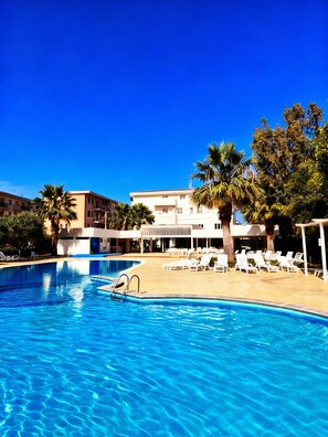 季节性开放的室外游泳池