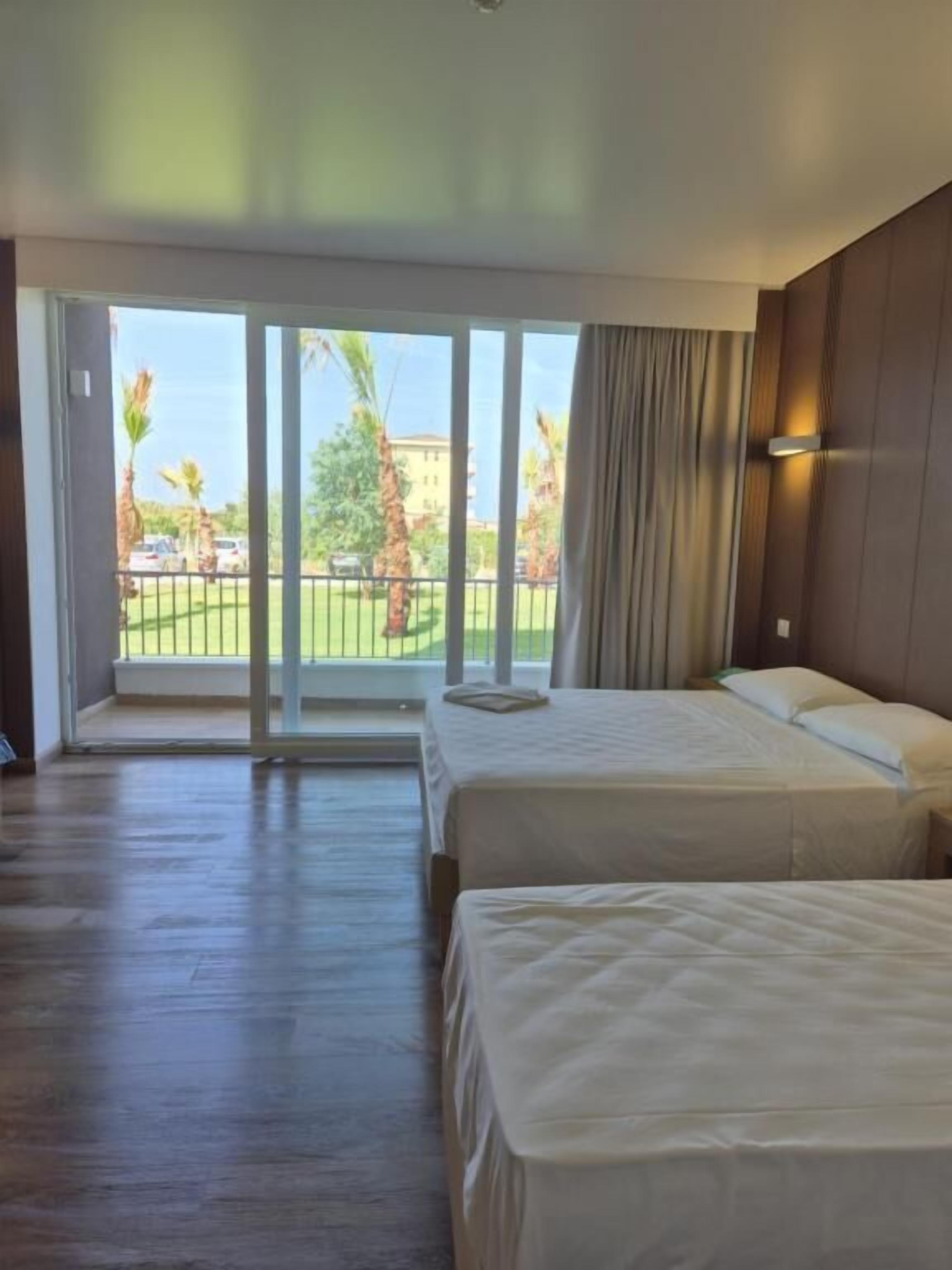 华丽三人房 | 婴儿床、床单