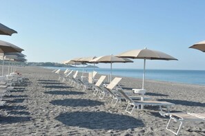 Privatstrand, weißer Sandstrand, Shuttle zum Strand, Strandbar
