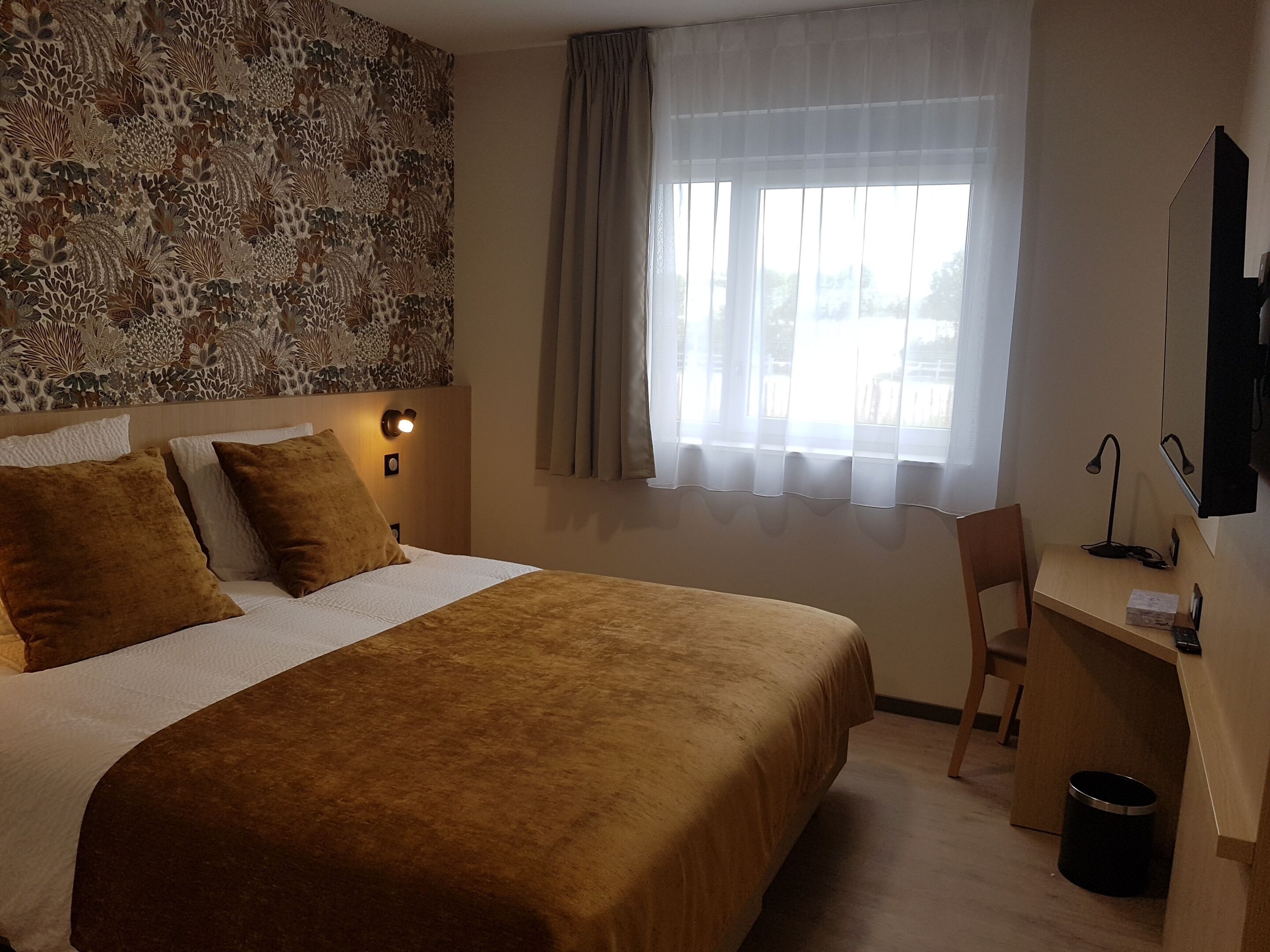 Classic Double or Twin Room | In-room safe, desk, blackout curtains, iron/ironing board (on request)