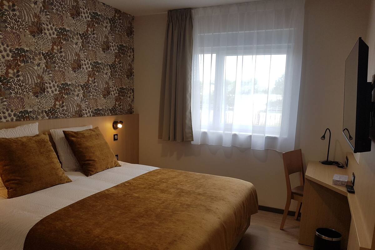 Classic Double or Twin Room | In-room safe, desk, blackout drapes, iron/ironing board (on request)