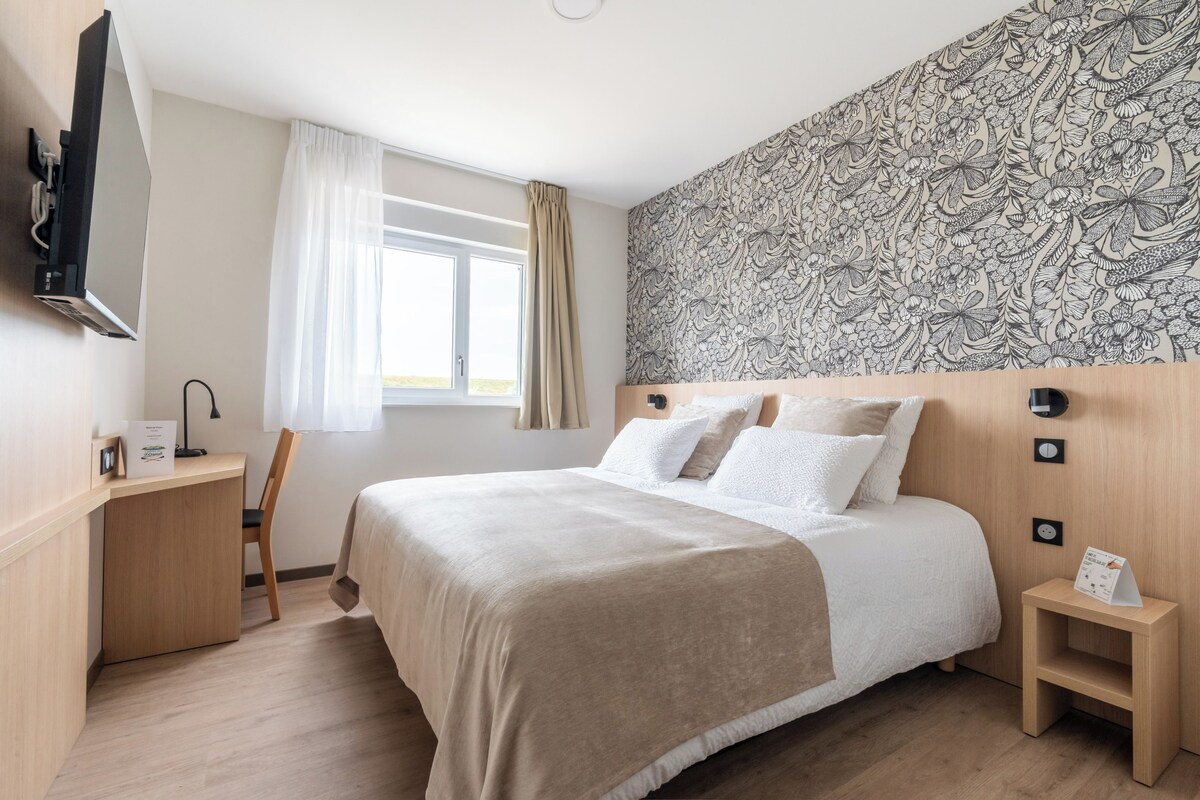 Habitación | Caja fuerte, escritorio, cortinas opacas y tabla de planchar con plancha