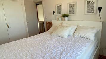 3 slaapkamers, een strijkplank/strijkijzer, internet, beddengoed