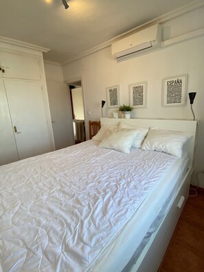 3 slaapkamers, een strijkplank/strijkijzer, internet, beddengoed