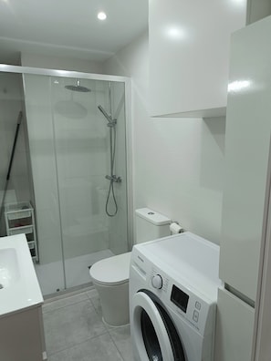 Douche, sĂšche-cheveux, serviettes fournies